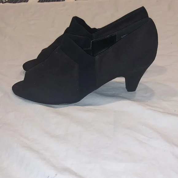 ComfortView suede heels - Picture 2 of 3